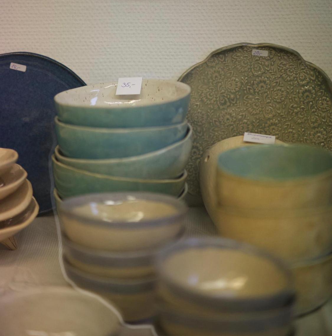 Handgetöpferte Schalen und Teller in Türkis und Naturtönen, Markt 2022