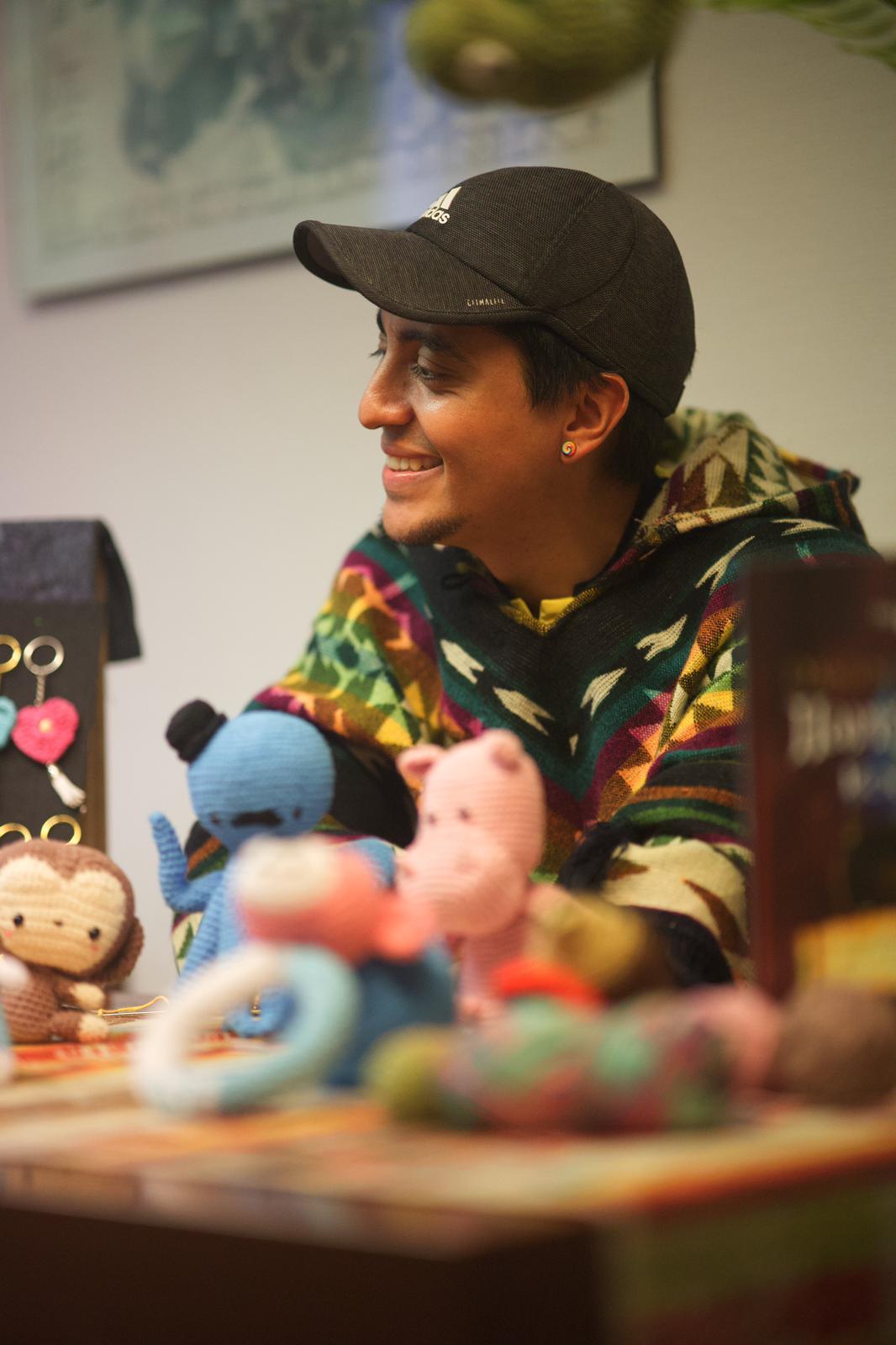 Un expositor con figuras tejidas a crochet