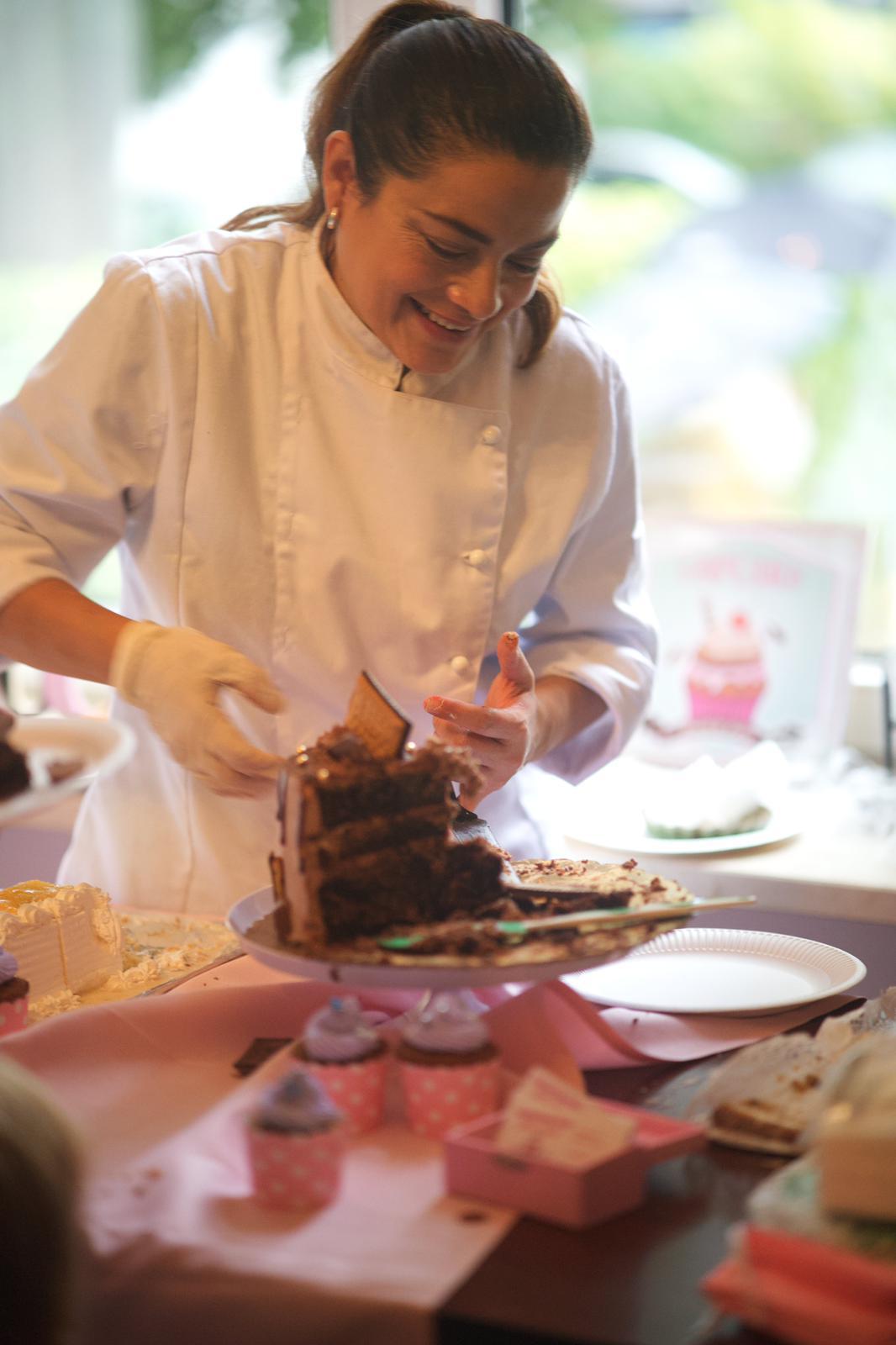 Tortas y pasteles recién horneados en el puesto